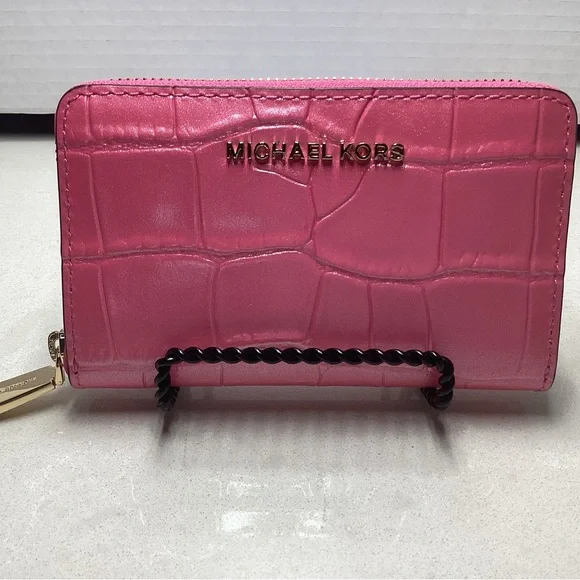 Michael Kors Wallet NWOT in a Pretty Pink - Picture 1 of 9